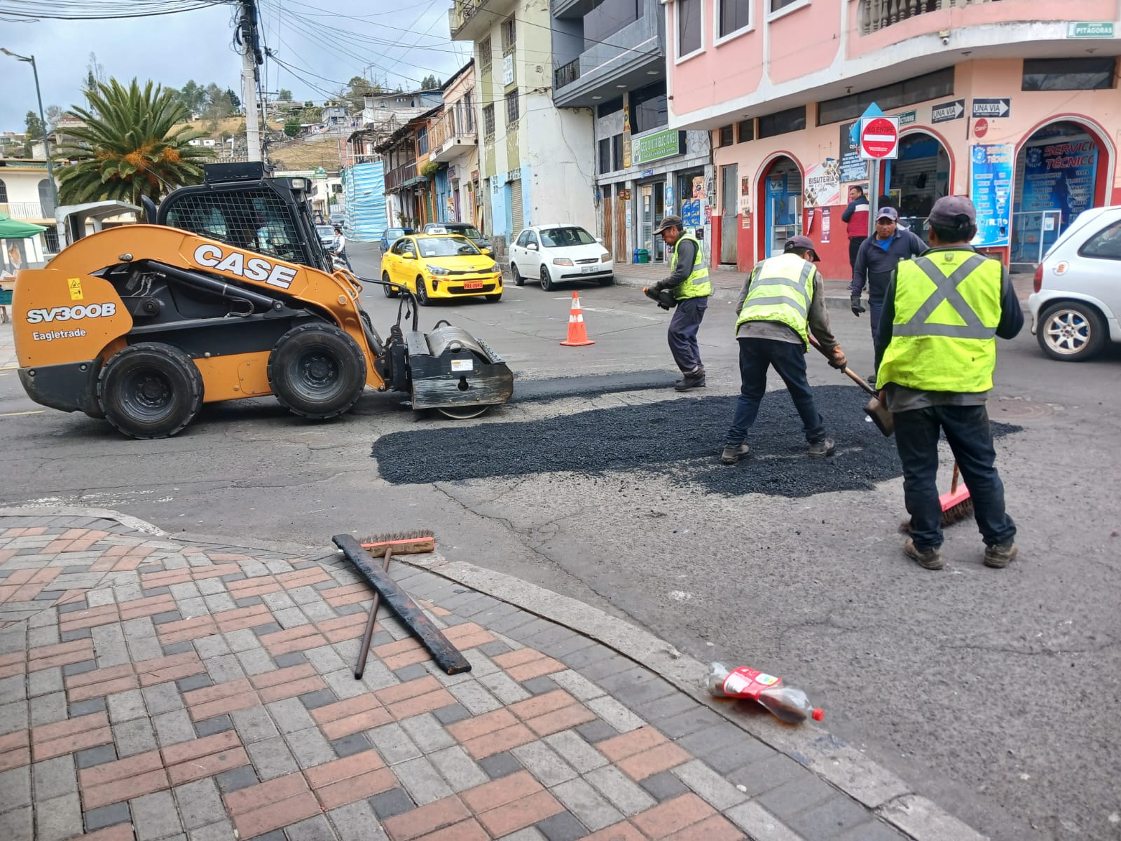 REALIZAN TRABAJOS DE BACHEO EN EL CENTRO PARROQUIAL